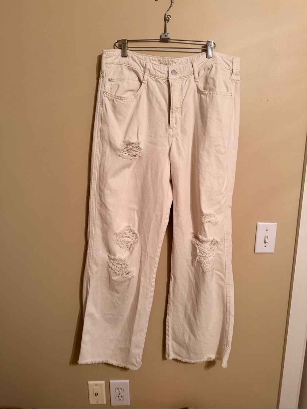 Pilcro brand women’s mid rise white jeans. Size 30